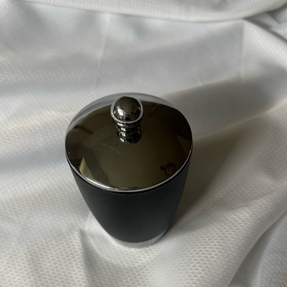 Storage Container w/Lid - Picture 5 of 6